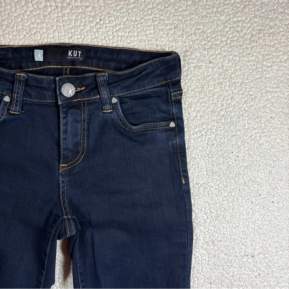 Kut From The Kloth Women’s Dark Wash Stretch Jeans Size 0 Mid Rise Slim Classic - Picture 3 of 16